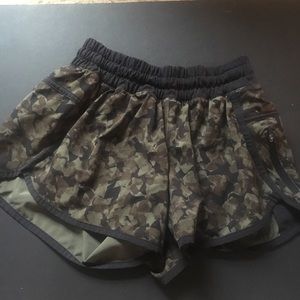 Lulu Lemon Size 6 Camouflage Tracker Short